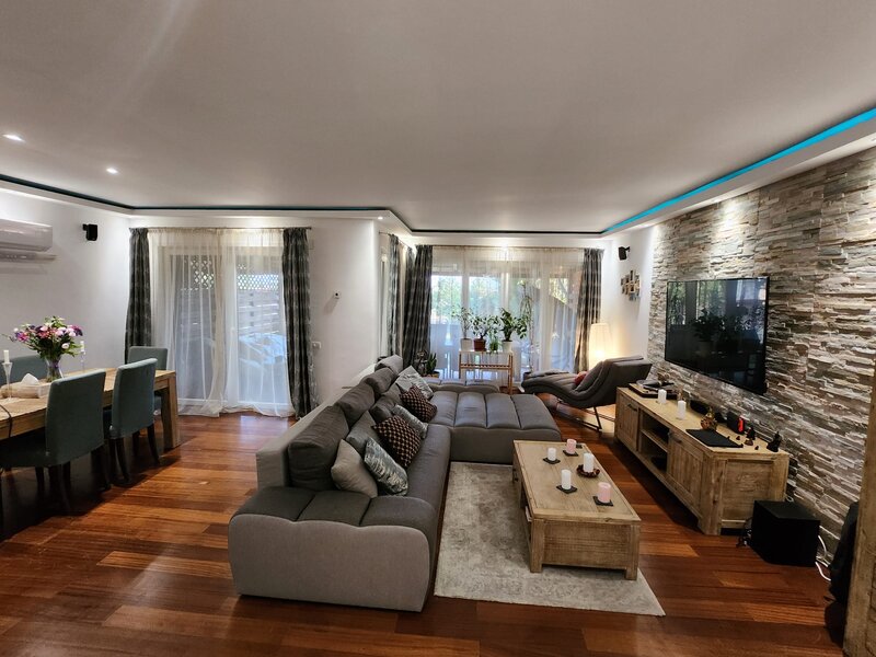 Cosmopolis, vila duplex 4 camere, curte si 4 locuri de parcare.