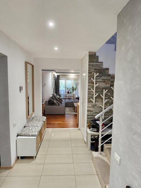 Cosmopolis, vila duplex 4 camere, curte si 4 locuri de parcare.